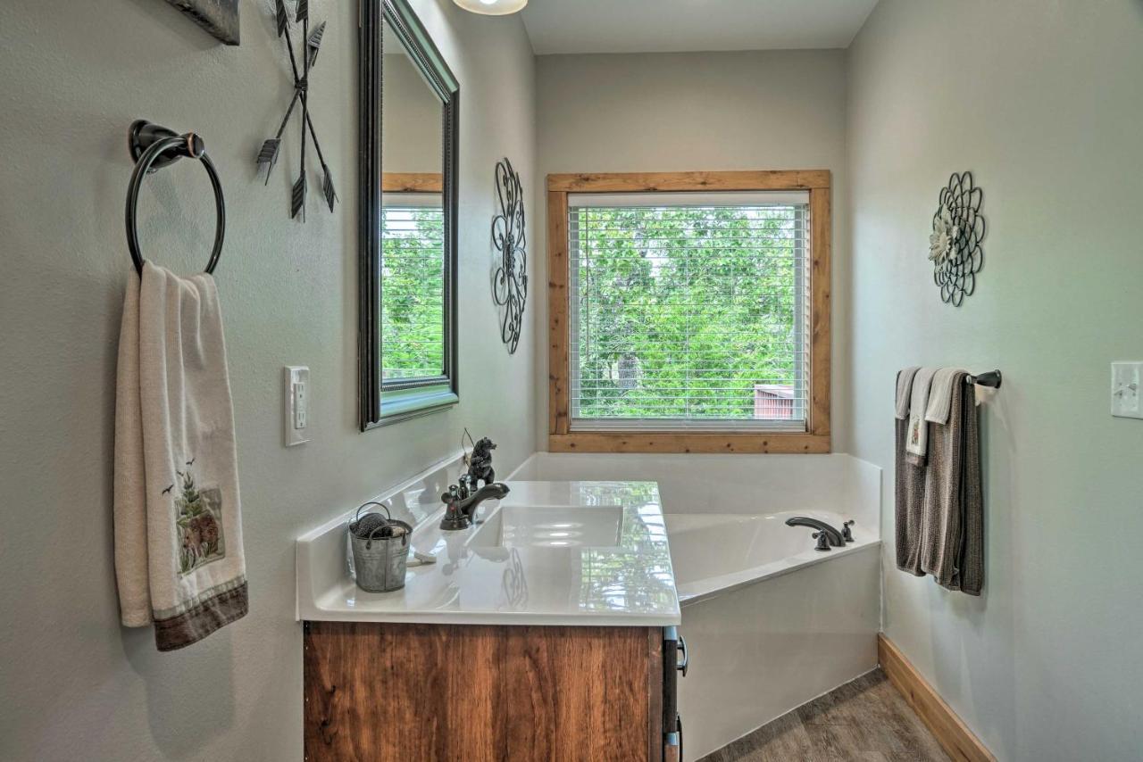 Branson West Cabin With Pool Access And Golfing Eksteriør bilde